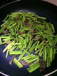 美味营养的蒜苔炒肉丝做法图解4)