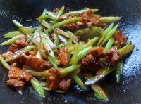 营养丰富的芹菜炒肉片做法图解5)