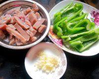 口味十足的青椒炒腰花做法图解1)