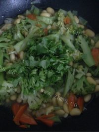 清香的西兰花炒黄豆做法图解8)