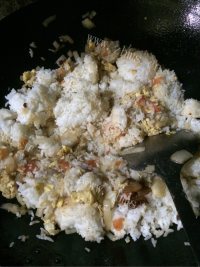 美味的洋葱蛋炒饭做法图解9)