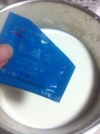 美味的自制火龙果酸奶做法图解2)