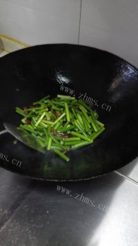咸甜适中的蒜苔炒腊肉做法图解3)