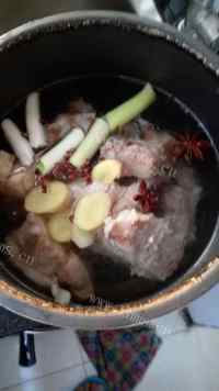 美味的尾骨炖芸豆土豆做法图解2)