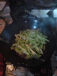 易做的芹菜炒粉条做法图解7)