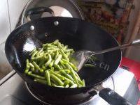 家常菜肉片炒四季豆做法图解2)
