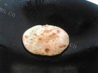 自制烫面葱油饼做法图解12)
