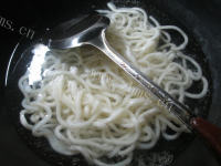 青菜牛柳炒乌冬面做法图解2)