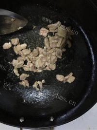 香气浓郁的茭白炒肉片做法图解2)