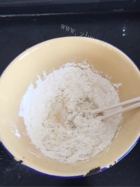 自制香酥葱油饼做法图解1)