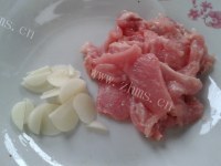 好吃不腻的西兰花炒肉做法图解2)