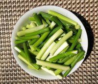 家常菜蒜苗炒蛋做法图解1)