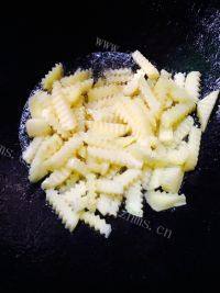 色泽不错的狼牙土豆做法图解5)