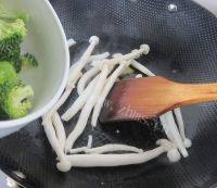 腰花西兰花菌菇汤做法图解4)