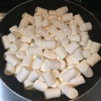 甜而不腻蔓越莓核桃花生牛轧糖做法图解3)