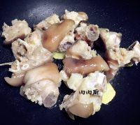 美味的黄豆焖猪蹄做法图解4)