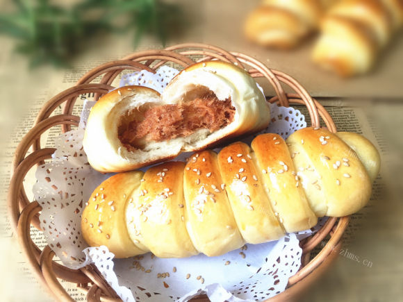 清淡的肉松沙拉面包