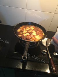 排骨炖土豆做法图解6)
