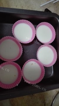 美味的草莓奶酪凉糕做法图解5)