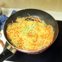 家常菜胡萝卜炒土豆丝做法图解7)