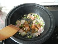 开胃的农家咸肉炖锅做法图解7)