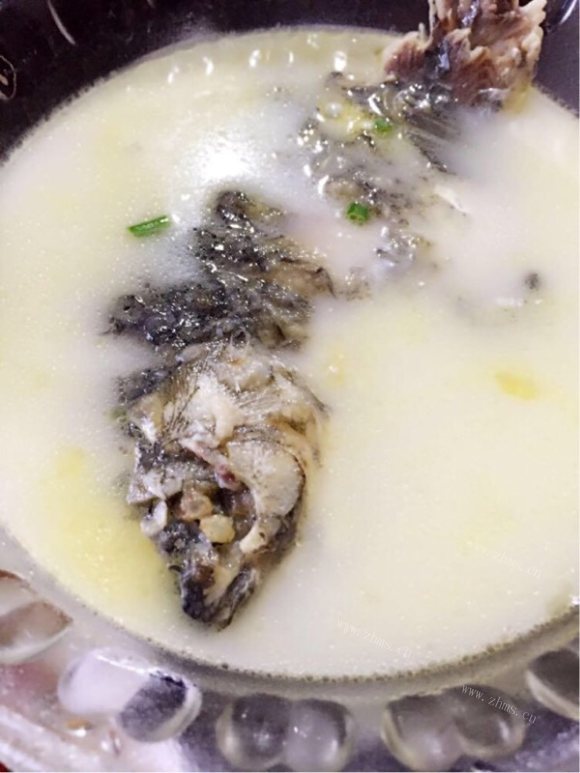 色泽鲜亮的奶白鲫鱼汤