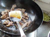 鲜嫩多汁的豌豆炒牛肉做法图解5)