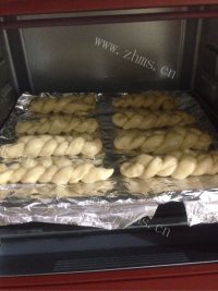 营养丰富的麻花面包做法图解7)
