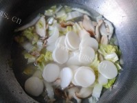 好喝的白菜肉丝年糕汤做法图解6)