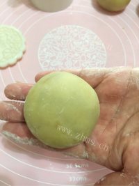 自制广式蛋黄莲蓉月饼做法图解13)