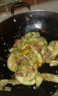 家常菜丝瓜炒肉片做法图解7)