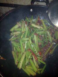 养颜的芹菜炒肉