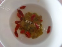 色香味浓的苹果小米粥做法图解3)