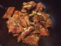 诱人的排骨炖豆角做法图解4)