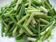 美味可口的蒜薹炒肉做法图解1)