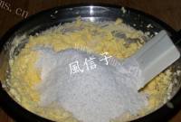 自制蛋黄椰丝球做法图解4)