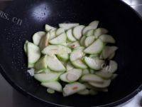 家常菜西葫芦炒虾皮做法图解4)