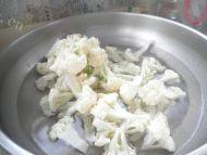 下饭的菜花炒肉做法图解2)