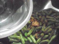 营养丰富的猪肉炒豆角做法图解7)