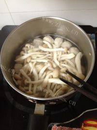 家常蟹味菇肉丸汤做法图解5)