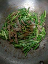 营养美食之蒜薹炒肉丝做法图解9)