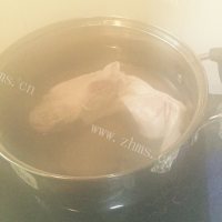 清香可口的莲藕猪肉汤做法图解4)