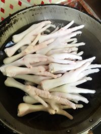 美味的酱鸡爪做法图解2)