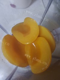 黄桃红枣思慕雪做法图解3)