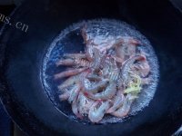 美味的白灼大虾做法图解4)