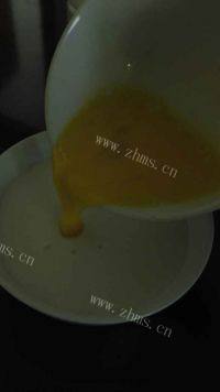 美味的牛奶炖蛋做法图解2)