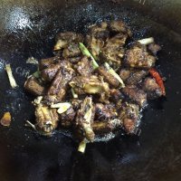 特下饭的红烧排骨做法图解5)