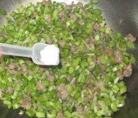 口感丰富的芹菜炒肉末做法图解6)