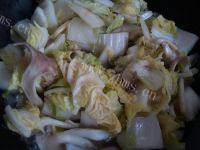 家常菜白菜炒平菇做法图解7)