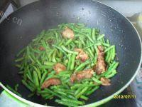 家常菜豆角炒鸡肉做法图解9)